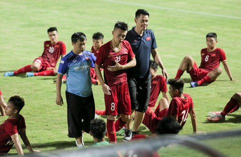U23 Việt Nam thắng sát nút U18 tỉ số 1-0, HLV Park nhiều lần... lắc đầu - Ảnh 2. U23 Việt Nam thắng sát nút U18 tỉ số 1-0, HLV Park nhiều lần... lắc đầu - Ảnh 2.