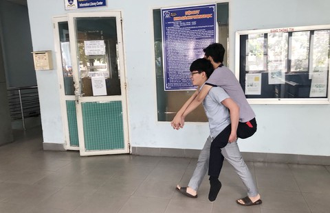 Tài xế xe ôm không lấy tiền của sinh viên mất hai chân: Cho đi rồi người khác cho lại mình - Ảnh 1. Tài xế xe ôm không lấy tiền của sinh viên mất hai chân: Cho đi rồi người khác cho lại mình - Ảnh 1.