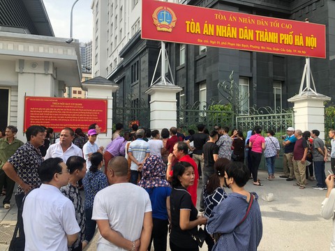 Hoãn phiên tòa xử Hưng kính vụ bảo kê chợ Long Biên vì vắng luật sư - Ảnh 2. Hoãn phiên tòa xử Hưng kính vụ bảo kê chợ Long Biên vì vắng luật sư - Ảnh 2.