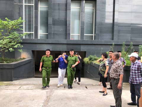 Hoãn phiên tòa xử Hưng kính vụ bảo kê chợ Long Biên vì vắng luật sư - Ảnh 3. Hoãn phiên tòa xử Hưng kính vụ bảo kê chợ Long Biên vì vắng luật sư - Ảnh 3.