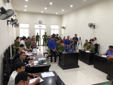 Hoãn phiên tòa xử Hưng kính vụ bảo kê chợ Long Biên vì vắng luật sư - Ảnh 5. Hoãn phiên tòa xử Hưng kính vụ bảo kê chợ Long Biên vì vắng luật sư - Ảnh 5.