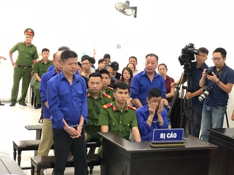 Hoãn phiên tòa xử Hưng kính vụ bảo kê chợ Long Biên vì vắng luật sư - Ảnh 1. Hoãn phiên tòa xử Hưng kính vụ bảo kê chợ Long Biên vì vắng luật sư - Ảnh 1.