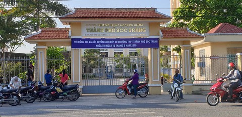Lãnh phụ cấp trái qui định, hiệu trưởng Trường THPT TP Sóc Trăng bị buộc trả lại - Ảnh 1. Lãnh phụ cấp trái qui định, hiệu trưởng Trường THPT TP Sóc Trăng bị buộc trả lại - Ảnh 1.