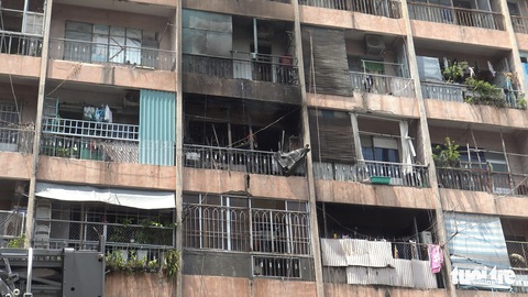 Cháy ở ký túc xá Trường Cao Thắng, giải cứu 28 người - Ảnh 3. Cháy ở ký túc xá Trường Cao Thắng, giải cứu 28 người - Ảnh 3.
