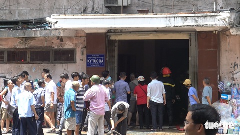 Cháy ở ký túc xá Trường Cao Thắng, giải cứu 28 người - Ảnh 2. Cháy ở ký túc xá Trường Cao Thắng, giải cứu 28 người - Ảnh 2.