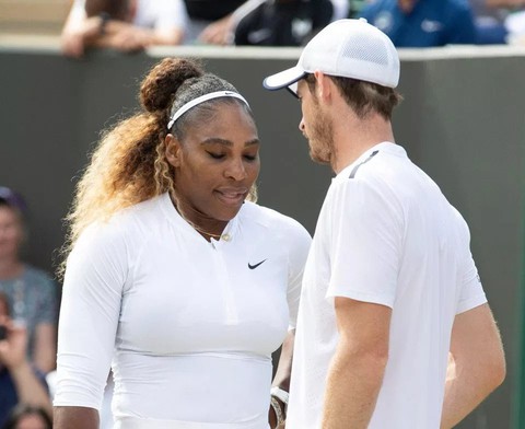 Lần thứ hai giao bóng trúng đồng đội ở Wimbledon 2019, Ostapenko khiến khán giả cười ngất - Ảnh 2. Lần thứ hai giao bóng trúng đồng đội ở Wimbledon 2019, Ostapenko khiến khán giả cười ngất - Ảnh 2.