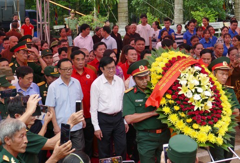 Ông Trương Tấn Sang dâng hương ở nghĩa trang liệt sĩ Vị Xuyên - Ảnh 1. Ông Trương Tấn Sang dâng hương ở nghĩa trang liệt sĩ Vị Xuyên - Ảnh 1.