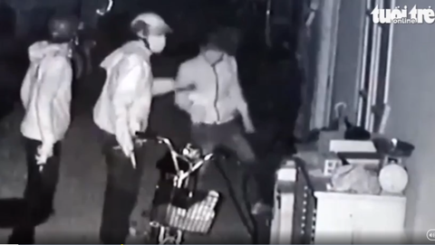 Video lăm lăm súng ngắn tấn công nhà dân ở Củ Chi là súng bắn đạn bi - Ảnh 1. Video lăm lăm súng ngắn tấn công nhà dân ở Củ Chi là súng bắn đạn bi - Ảnh 1.