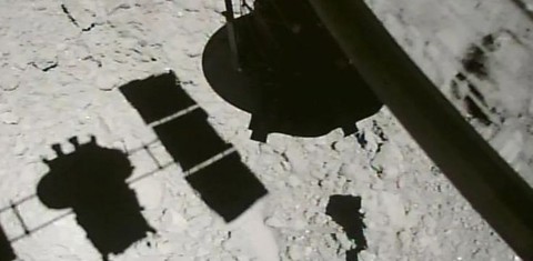 Tàu thám hiểm Nhật hạ cánh xuống tiểu hành tinh Ryugu nghi có nước - Ảnh 1. Tàu thám hiểm Nhật hạ cánh xuống tiểu hành tinh Ryugu nghi có nước - Ảnh 1.