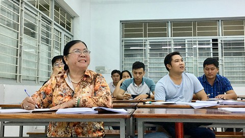 Thực hiện ước mơ ở tuổi xế chiều - Kỳ 1: Bà sinh viên 63 tuổi - Ảnh 4. Thực hiện ước mơ ở tuổi xế chiều - Kỳ 1: Bà sinh viên 63 tuổi - Ảnh 4.