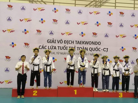 VĐV ra khỏi thảm, té khi đi quyền taekwondo vẫn huy chương vàng - Ảnh 4. VĐV ra khỏi thảm, té khi đi quyền taekwondo vẫn huy chương vàng - Ảnh 4.