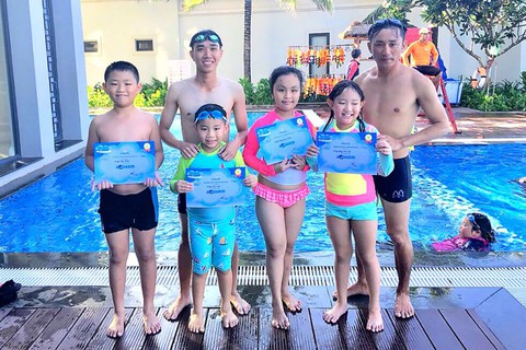 Huấn luyện kỹ năng chống đuối nước cho du khách nhí - Ảnh 8. Huấn luyện kỹ năng chống đuối nước cho du khách nhí - Ảnh 8.