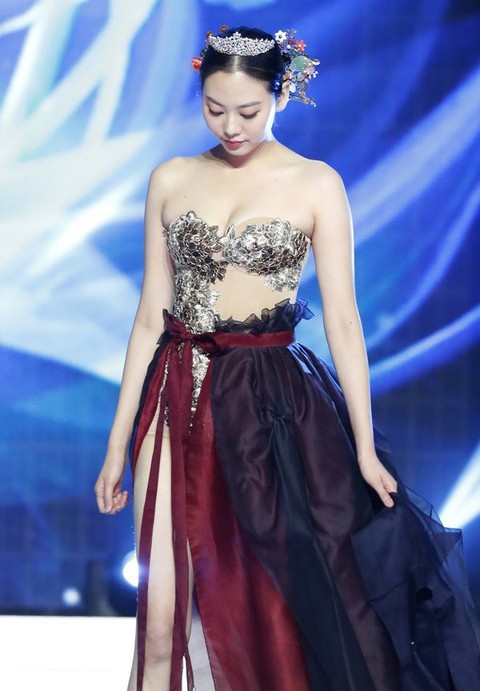 Miss Korea 2019 bị dân mạng Hàn phản ứng dữ dội: Giống áo ngực hơn hanbok - Ảnh 5. Miss Korea 2019 bị dân mạng Hàn phản ứng dữ dội: Giống áo ngực hơn hanbok - Ảnh 5.