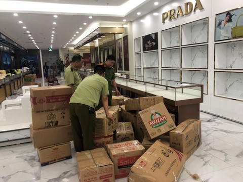 100 tỉ đồng hàng nhái bán giá hàng hiệu trong một cửa hàng lưu niệm - Ảnh 2. 100 tỉ đồng hàng nhái bán giá hàng hiệu trong một cửa hàng lưu niệm - Ảnh 2.