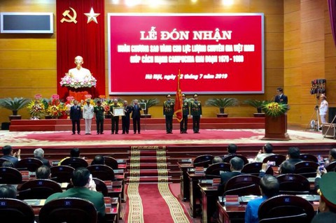 Lực lượng chuyên gia Việt Nam giúp cách mạng Campuchia nhận Huân chương Sao Vàng - Ảnh 1. Lực lượng chuyên gia Việt Nam giúp cách mạng Campuchia nhận Huân chương Sao Vàng - Ảnh 1.