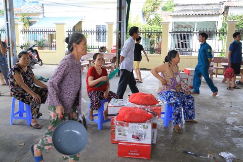 Mua hàng giá rẻ tại nhà văn hóa, hàng trăm người ùn ùn đem trả - Ảnh 1. Mua hàng giá rẻ tại nhà văn hóa, hàng trăm người ùn ùn đem trả - Ảnh 1.