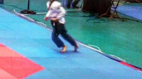 VĐV ra khỏi thảm, té khi đi quyền taekwondo vẫn huy chương vàng - Ảnh 1. VĐV ra khỏi thảm, té khi đi quyền taekwondo vẫn huy chương vàng - Ảnh 1.