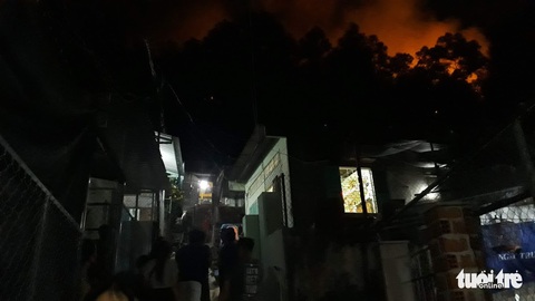 Cháy lớn núi Bà Hỏa, khẩn cấp di tản dân trong đêm - Ảnh 6. Cháy lớn núi Bà Hỏa, khẩn cấp di tản dân trong đêm - Ảnh 6.