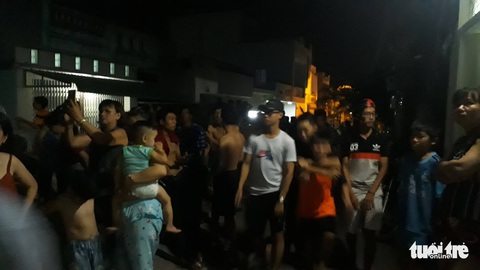 Cháy lớn núi Bà Hỏa, khẩn cấp di tản dân trong đêm - Ảnh 4. Cháy lớn núi Bà Hỏa, khẩn cấp di tản dân trong đêm - Ảnh 4.