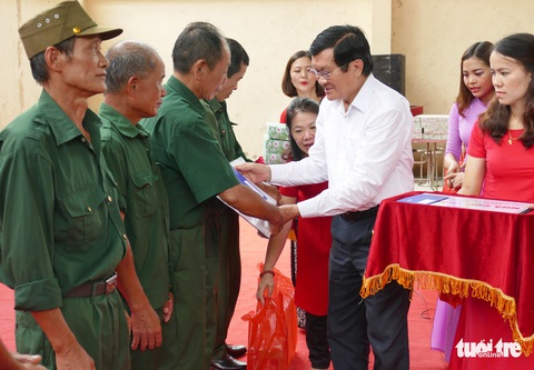 Ông Trương Tấn Sang thắp hương tại Đài tưởng niệm 468 Vị Xuyên - Ảnh 2. Ông Trương Tấn Sang thắp hương tại Đài tưởng niệm 468 Vị Xuyên - Ảnh 2.