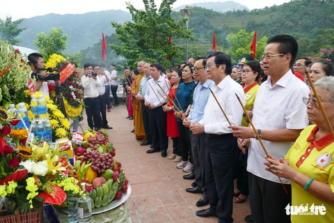 Ông Trương Tấn Sang thắp hương tại Đài tưởng niệm 468 Vị Xuyên - Ảnh 5. Ông Trương Tấn Sang thắp hương tại Đài tưởng niệm 468 Vị Xuyên - Ảnh 5.