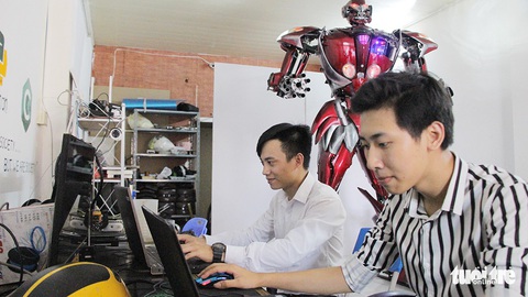 Làm robot khổng lồ từ phế liệu nhựa - Ảnh 1. Làm robot khổng lồ từ phế liệu nhựa - Ảnh 1.