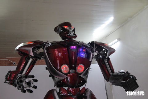 Làm robot khổng lồ từ phế liệu nhựa - Ảnh 8. Làm robot khổng lồ từ phế liệu nhựa - Ảnh 8.