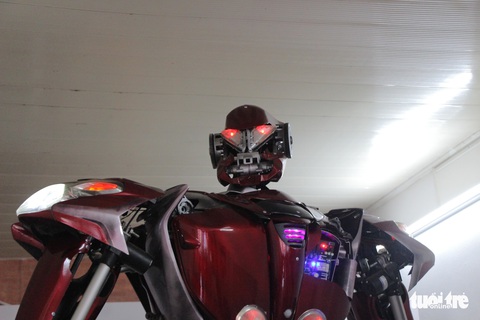 Làm robot khổng lồ từ phế liệu nhựa - Ảnh 4. Làm robot khổng lồ từ phế liệu nhựa - Ảnh 4.