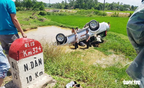 Xe 7 chỗ lật xuống mương, tài xế chết nghi do bị thương và ngạt nước - Ảnh 2. Xe 7 chỗ lật xuống mương, tài xế chết nghi do bị thương và ngạt nước - Ảnh 2.