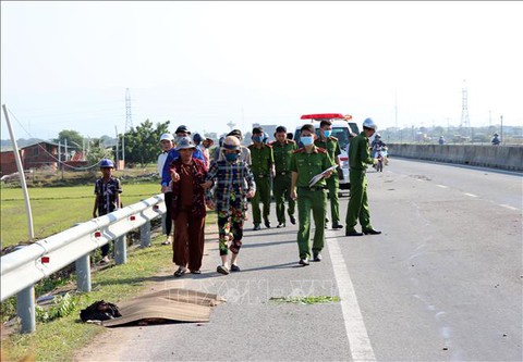 Đang đi bộ về nhà, người đàn ông bị ôtô tông biến dạng - Ảnh 1. Đang đi bộ về nhà, người đàn ông bị ôtô tông biến dạng - Ảnh 1.