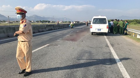 Xe tông người đi bộ, nghi nhiều ôtô cán qua người nạn nhân - Ảnh 1. Xe tông người đi bộ, nghi nhiều ôtô cán qua người nạn nhân - Ảnh 1.