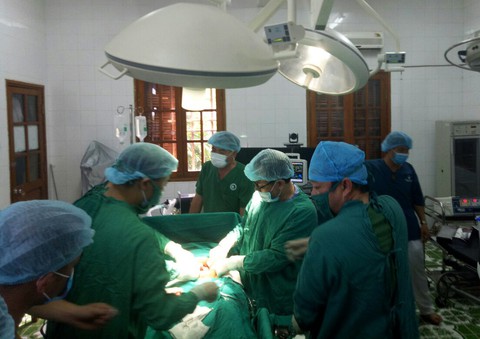 Bác sĩ vượt biển cứu mẹ con sản phụ nguy kịch - Ảnh 1. Bác sĩ vượt biển cứu mẹ con sản phụ nguy kịch - Ảnh 1.