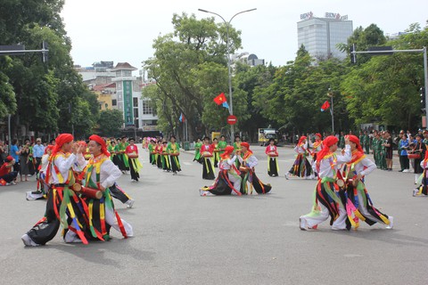 Ngộ nghĩnh trâu mặc hoàng bào dạo phố ở Hà Nội - Ảnh 10. Ngộ nghĩnh trâu mặc hoàng bào dạo phố ở Hà Nội - Ảnh 10.