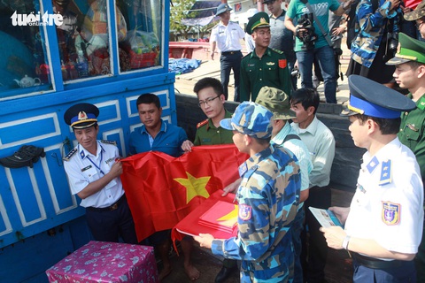 Anh ngư dân cứu 32 người Trung Quốc từng bị tàu Trung Quốc bắn cháy tàu - Ảnh 3. Anh ngư dân cứu 32 người Trung Quốc từng bị tàu Trung Quốc bắn cháy tàu - Ảnh 3.