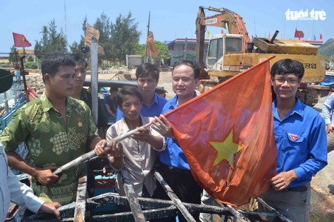 Anh ngư dân cứu 32 người Trung Quốc từng bị tàu Trung Quốc bắn cháy tàu - Ảnh 1. Anh ngư dân cứu 32 người Trung Quốc từng bị tàu Trung Quốc bắn cháy tàu - Ảnh 1.