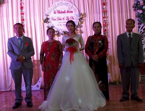 Ngày cưới chỉ có cô dâu khi chú rể là lính đảo Trường Sa chưa kịp về - Ảnh 1. Ngày cưới chỉ có cô dâu khi chú rể là lính đảo Trường Sa chưa kịp về - Ảnh 1.