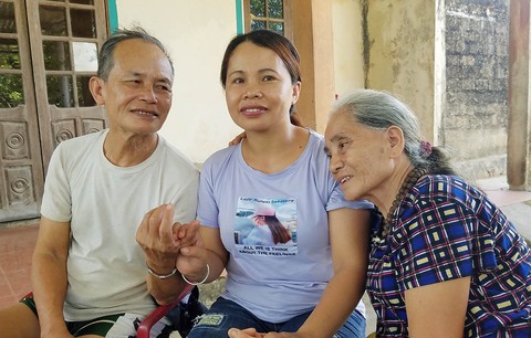 Trùng phùng sau 25 năm bị bán qua Trung Quốc - Ảnh 2. Trùng phùng sau 25 năm bị bán qua Trung Quốc - Ảnh 2.