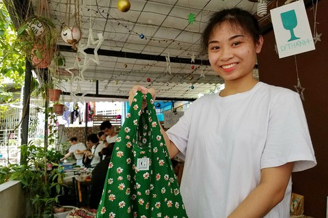 Lấy vải vụn làm đủ kiểu túi vải thời trang thay túi nilông - Ảnh 1. Lấy vải vụn làm đủ kiểu túi vải thời trang thay túi nilông - Ảnh 1.