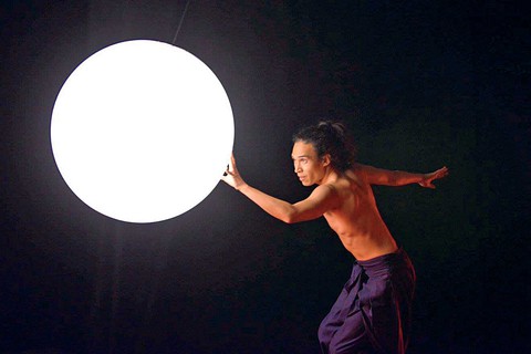 Xuân Lê lướt trên đôi giày patin như người thường đi trên mặt đất - Ảnh 1. Xuân Lê lướt trên đôi giày patin như người thường đi trên mặt đất - Ảnh 1.