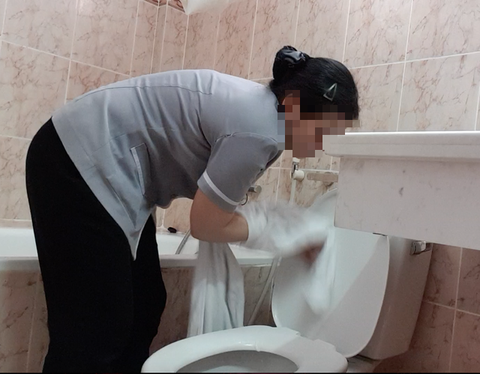 Góc khuất vệ sinh khách sạn: Dùng khăn tắm lau bồn cầu - Ảnh 1. Góc khuất vệ sinh khách sạn: Dùng khăn tắm lau bồn cầu - Ảnh 1.