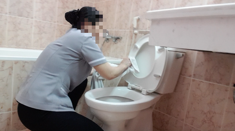 Góc khuất vệ sinh khách sạn: Dùng khăn tắm lau bồn cầu - Ảnh 2. Góc khuất vệ sinh khách sạn: Dùng khăn tắm lau bồn cầu - Ảnh 2.