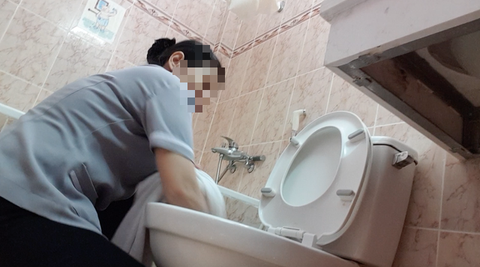 Góc khuất vệ sinh khách sạn: Dùng khăn tắm lau bồn cầu - Ảnh 4. Góc khuất vệ sinh khách sạn: Dùng khăn tắm lau bồn cầu - Ảnh 4.