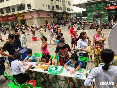 Cảnh người người chen chúc, ngột ngạt ở chung cư ông Thản - Ảnh 6. Cảnh người người chen chúc, ngột ngạt ở chung cư ông Thản - Ảnh 6.