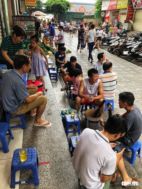 Cảnh người người chen chúc, ngột ngạt ở chung cư ông Thản - Ảnh 7. Cảnh người người chen chúc, ngột ngạt ở chung cư ông Thản - Ảnh 7.