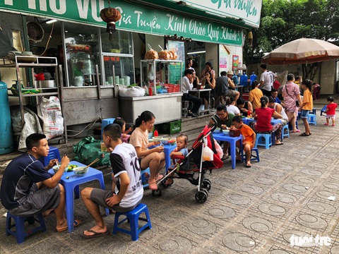 Cảnh người người chen chúc, ngột ngạt ở chung cư ông Thản - Ảnh 4. Cảnh người người chen chúc, ngột ngạt ở chung cư ông Thản - Ảnh 4.