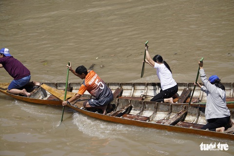 Cuộc đua xuồng đầy ắp tiếng cười tại Đồng Tháp - Ảnh 4. Cuộc đua xuồng đầy ắp tiếng cười tại Đồng Tháp - Ảnh 4.