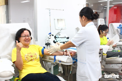 Nhiều bạn trẻ hiến máu vì bệnh nhi ung thư - Ảnh 3. Nhiều bạn trẻ hiến máu vì bệnh nhi ung thư - Ảnh 3.
