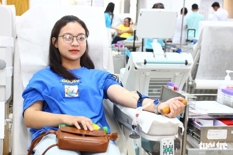Nhiều bạn trẻ hiến máu vì bệnh nhi ung thư - Ảnh 2. Nhiều bạn trẻ hiến máu vì bệnh nhi ung thư - Ảnh 2.