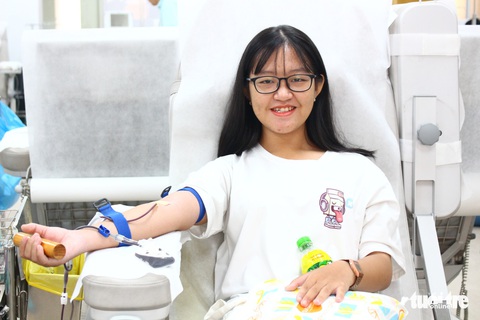 Nhiều bạn trẻ hiến máu vì bệnh nhi ung thư - Ảnh 1. Nhiều bạn trẻ hiến máu vì bệnh nhi ung thư - Ảnh 1.