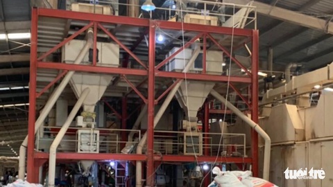 Bị cuốn vào trục máy trộn cám tử vong khi vệ sinh máy - Ảnh 1. Bị cuốn vào trục máy trộn cám tử vong khi vệ sinh máy - Ảnh 1.
